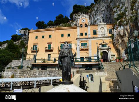 Foto panoramica del Santuario di Santa Rosalia incastonato nella roccia di Monte Pellegrino
