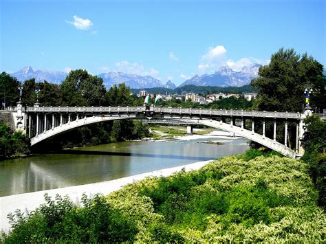 Ponte sul fiume Miño e panorama di Portomarín