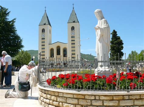 Foto panoramica di Medjugorje con il cielo in evidenza