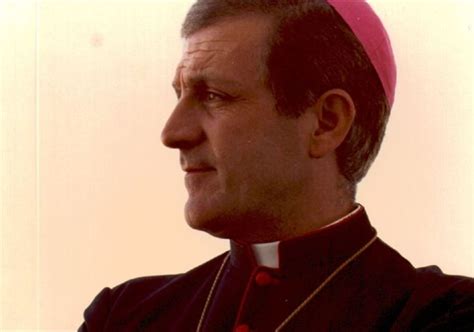 Ritratto di Don Tonino Bello, vescovo della pace