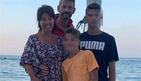 Foto di Joshua De Nicolò con i genitori dopo la guarigione, simbolo di speranza.