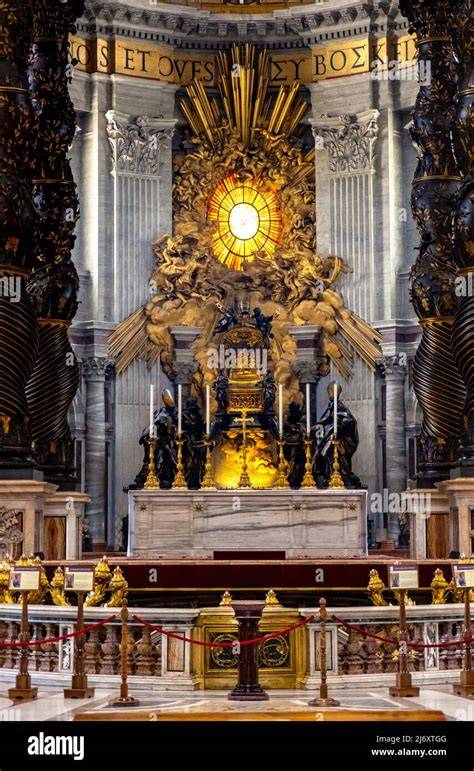 Interno della Cappella del Santissimo Sacramento con l'ostensorio