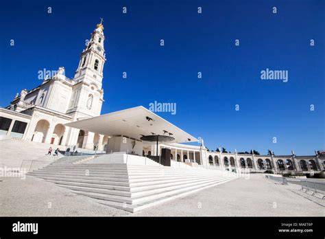 Facciata della Basilica di Nostra Signora del Rosario di Fátima