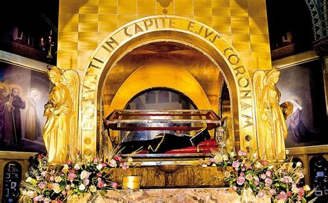 L'urna d'argento e cristallo contenente il corpo di Santa Rita nella Basilica