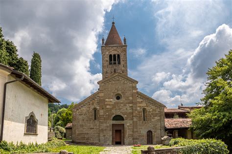Abbazia di Sant'Egidio a Fontanella o un gruppo in preghiera