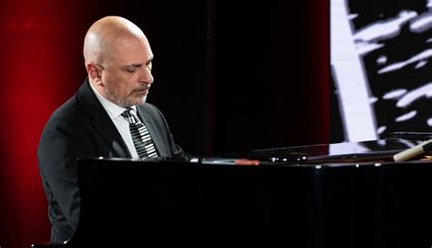 Foto di Michele Di Toro al pianoforte durante un'esibizione live
