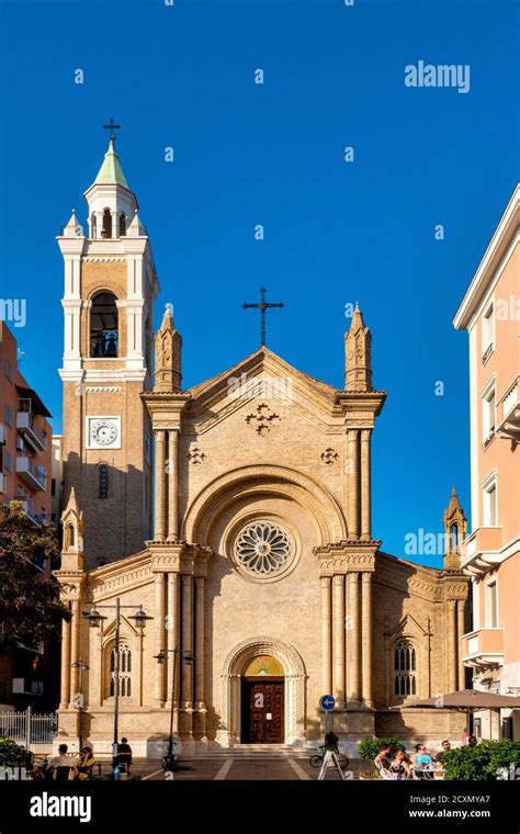 Facciata esterna e particolari architettonici della Chiesa del Sacratissimo Cuore di Gesù a Pescara