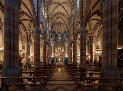 Interno della Chiesa del Sacratissimo Cuore di Gesù con le navate e l'abside decorata