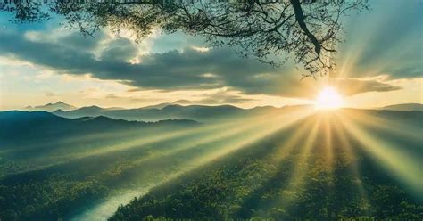 Foto simbolica di luce e rinascita, alba, o arte sacra pasquale