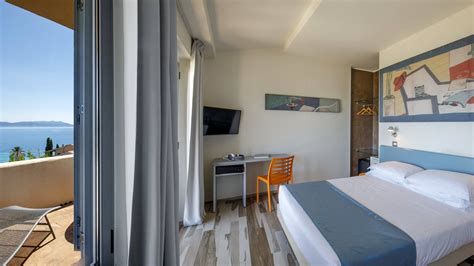 Interno di una camera del Grand Hotel Adriatic con vista mare