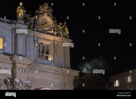 Fumo bianco che esce dal camino della Cappella Sistina