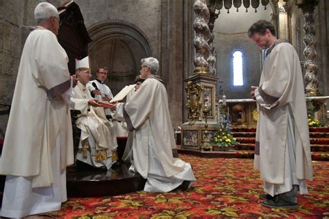 Fedeli inginocchiati durante la Consacrazione