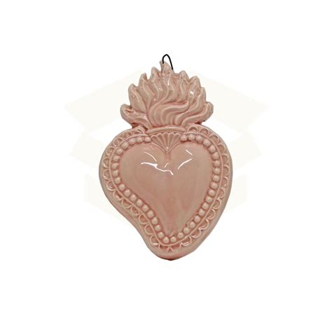 Foto di un ex voto cuore sacro in argento con fiamma e decorazioni