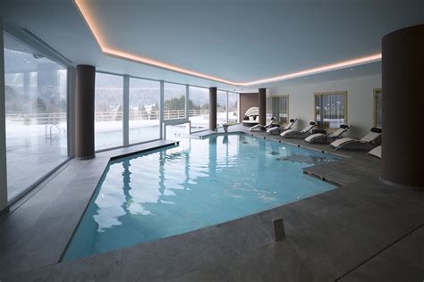 Vista panoramica di una spa con piscina interna ed esterna