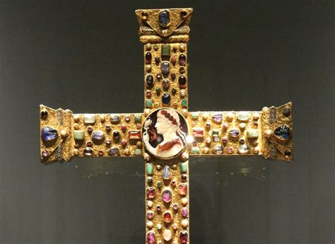 Immagine della croce gemmata, simbolo della Crux Invicta