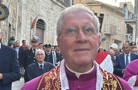 Foto di Don Pietro Magro che saluta i parrocchiani all'uscita della chiesa