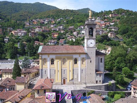 Foto panoramica della Chiesa Parrocchiale di Caines immersa nel paesaggio alpino