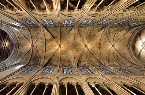 Dettaglio del coro gotico con volta a costoloni all'interno della Chiesa di Caines