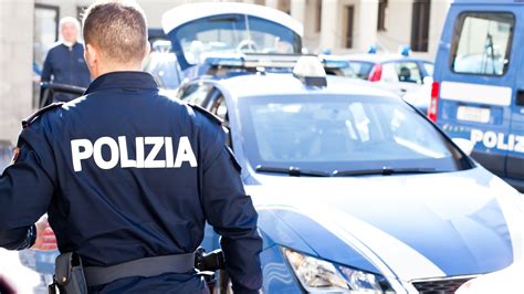 Foto di un poliziotto in divisa o di una volante di polizia