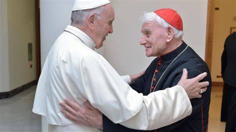 Foto di Papa Francesco che abbraccia il Cardinale Ernest Simoni a Tirana