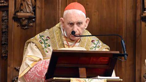 Rappresentazione artistica del Cardinale Simoni che celebra la Messa clandestinamente in prigione