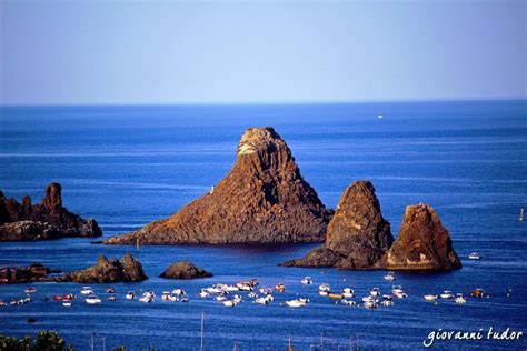 Foto panoramica dei Faraglioni di Aci Trezza con l'Isola Lachea