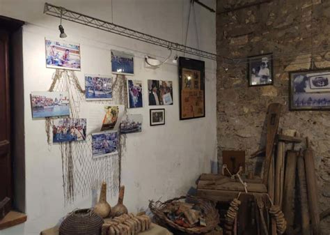 Interno della Casa del Nespolo con reperti della vita dei pescatori