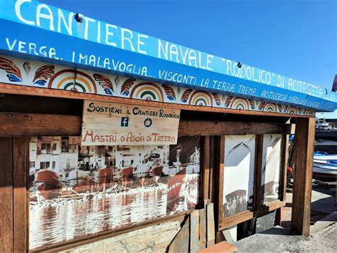 Foto storica del cantiere navale Rodolico con barche in costruzione