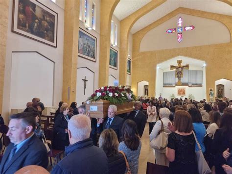 Foto della chiesa di San Maurizio a Brusson gremita durante una cerimonia