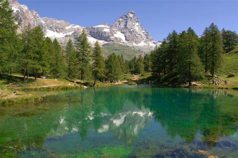 Foto del paesaggio montano della Valle d'Aosta con vista sulle vette