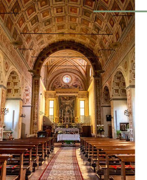 Interno della chiesa abbaziale con dettagli artistici