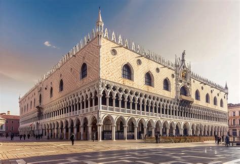 Fabio Evangelisti presenta il libro a Palazzo Ducale con ospiti istituzionali e politici.