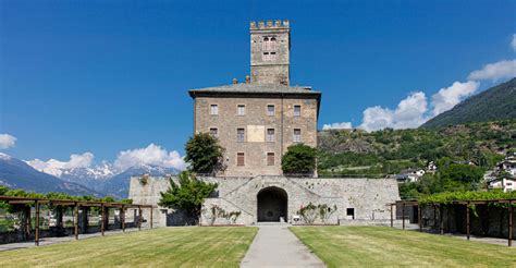 Foto esterna del Castello di Sarre con paesaggio montano