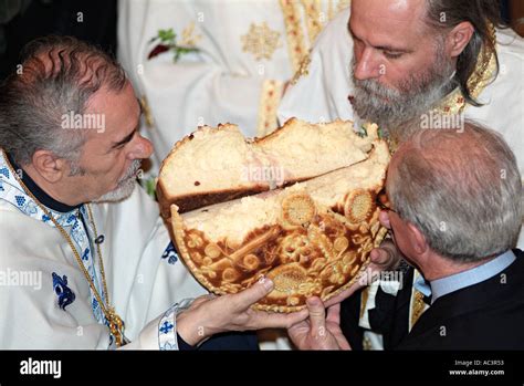 Foto di sacerdoti ortodossi che distribuiscono la Comunione sotto le due specie con il cucchiaino