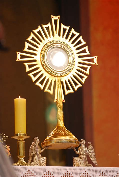 Immagine di un Ostensorio durante un'adorazione eucaristica notturna