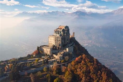 Sacra di San Michele, vista panoramica del complesso monastico incastonato nella roccia sul Monte Pirchiriano