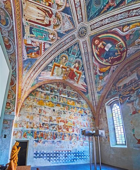 Dettaglio degli affreschi e dell'architettura interna della chiesa della Sacra di San Michele