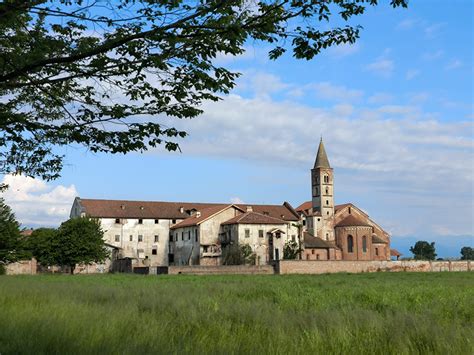 Veduta esterna dell'Abbazia di Santa Maria di Staffarda, con il chiostro