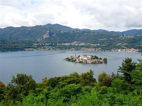 Abbazia Mater Ecclesiae sull'Isola di San Giulio, vista dal Lago d'Orta