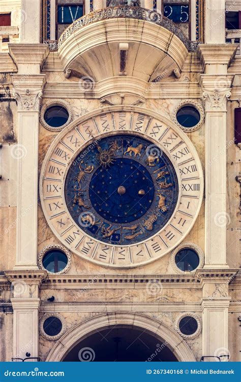 Immagine dell'Orologio della Torre Astrale con le Rune di Caryll