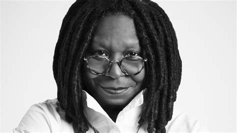 ritratto di Whoopi Goldberg con i suoi premi