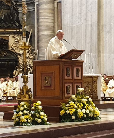 Foto di un ambone in una chiesa contemporanea