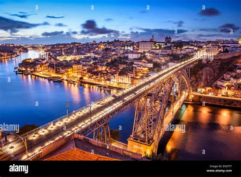 Panorama di Porto con il fiume Douro e il Ponte Dom Luís I
