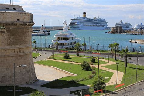 Foto di un traghetto in partenza dal porto di Civitavecchia