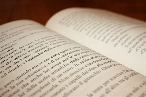 Libro aperto con una poesia di Caronia in evidenza