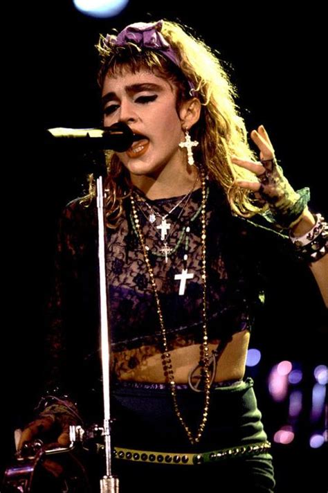 Foto di Madonna con rosari negli anni '80