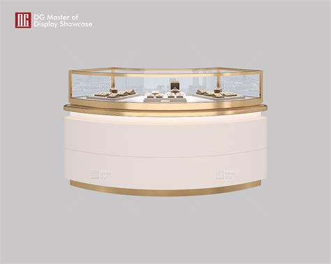 Vetrina di gioielli con collane rosario di design