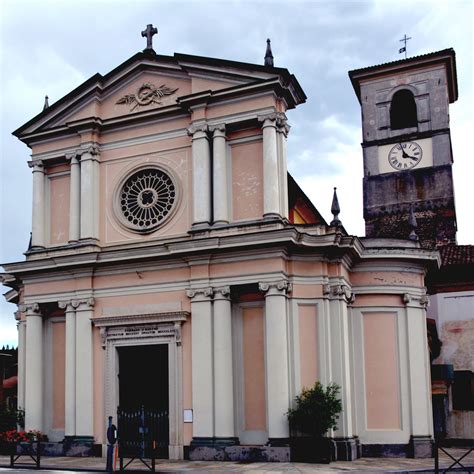 fotografia della facciata della chiesa di Santo Stefano con il rosone ristrutturato da Camillo Boito