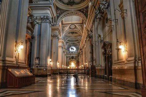 Esterno della Basilica di Nostra Signora del Rosario con la sua imponente scalinata e il colonnato