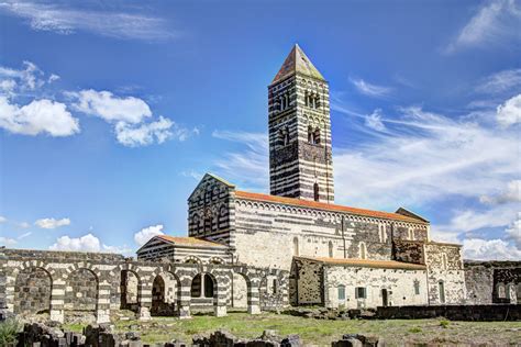 Vista dall'alto della moderna Basilica della Santissima Trinità